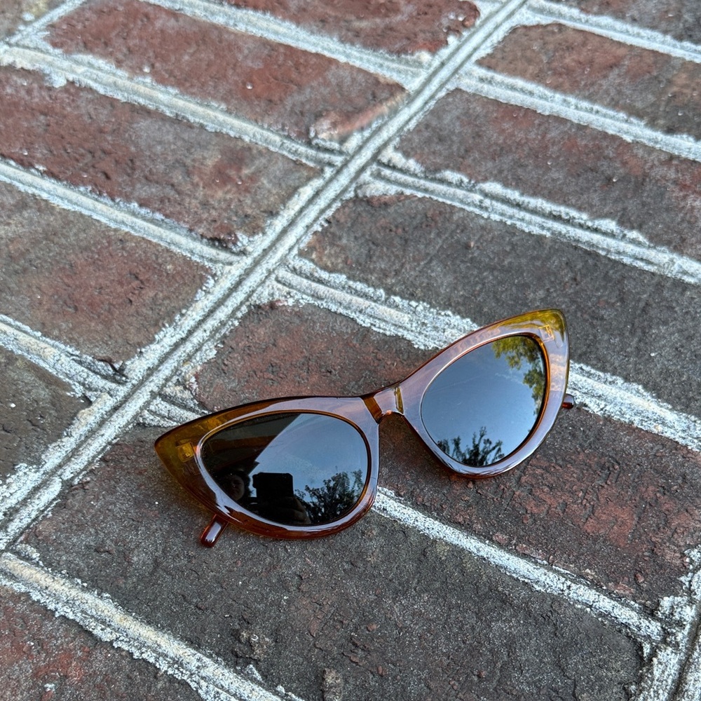 Stylish Brown Cat-Eye Sunglasses